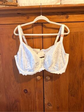 Cacique White Lace Underwire Bra with Adjustable Straps